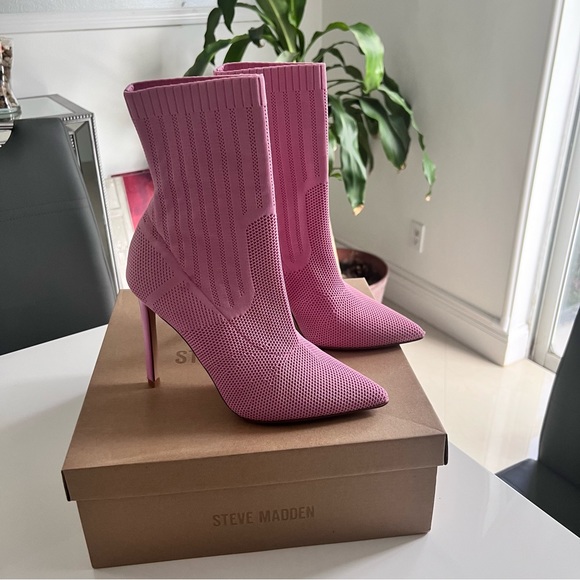 Steven Madden Discreet Knit Pointed Toe Sock Booties - Picture 2 of 11